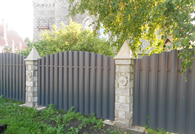  Забор из евроштакетника серого со светлыми столбами Балхаш фото 2
