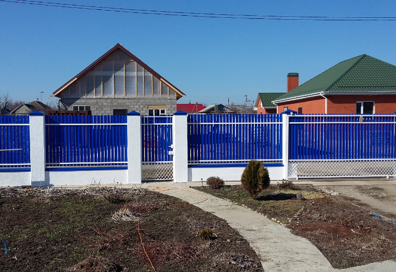 Забор из металлоштакетника синего с белыми столбами в Балхаше фото 2