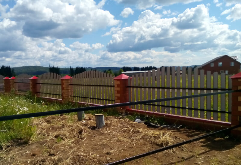 Забор из евроштакетника RAL3003 рубин, секция горкой в Балхаше фото 1
