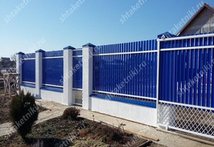 Фото забора из синего штакетника в Балхаше